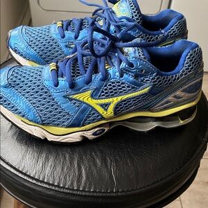 Mizuno Sneakers in Blue and Yellow Athletic Sneakers